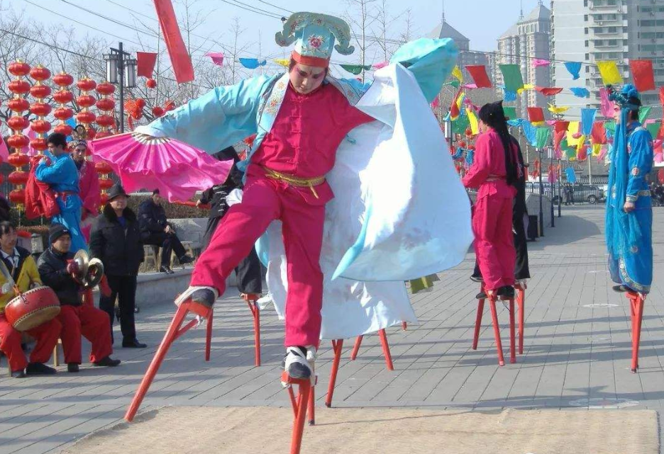 玩杂耍、搞游街，传统“高危运动”踩高跷，为何能历千年而不衰？
