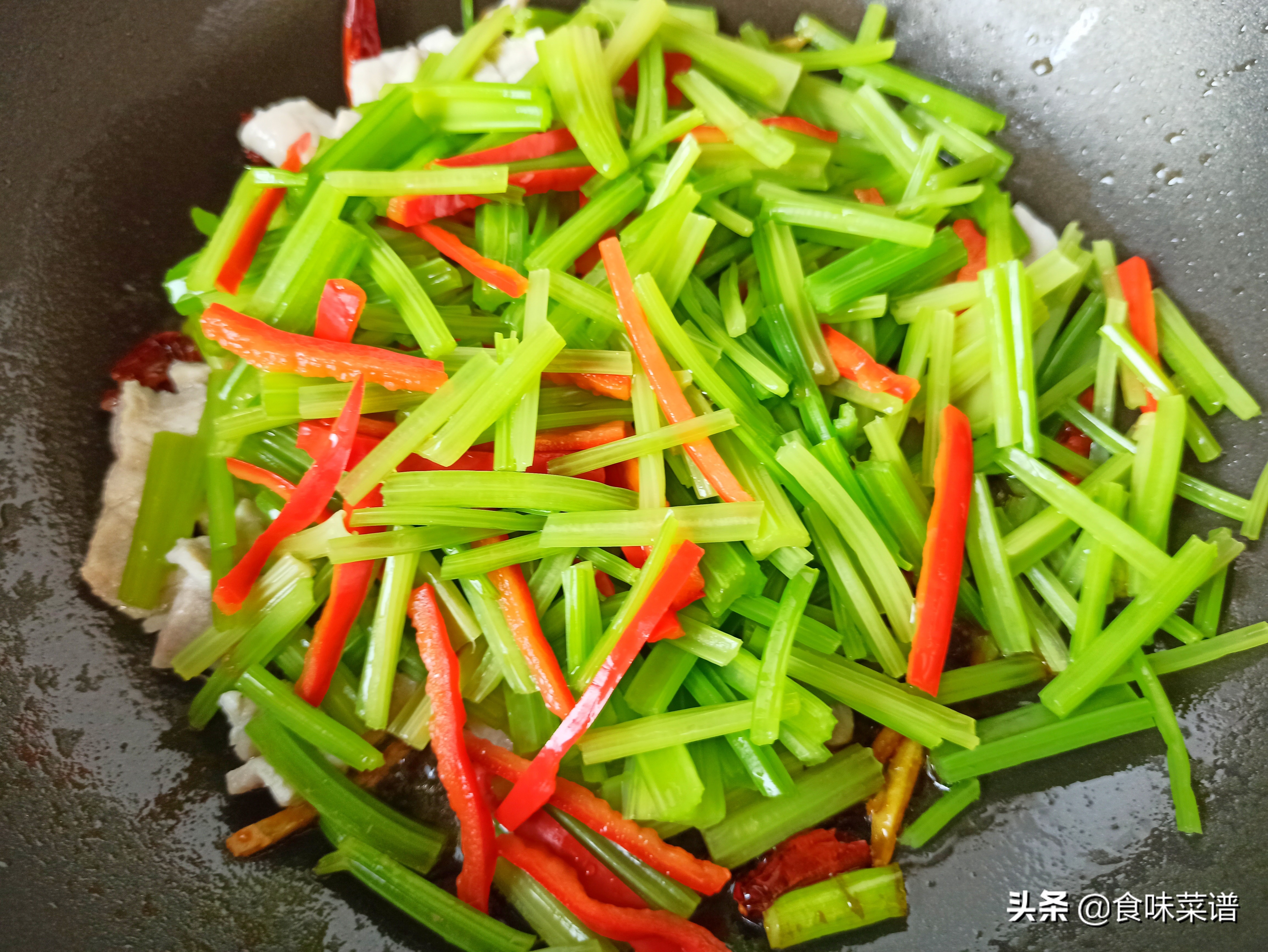 芹菜炒肉的家常做法,手把手教你,芹菜鮮嫩脆爽,肉片滑嫩入味