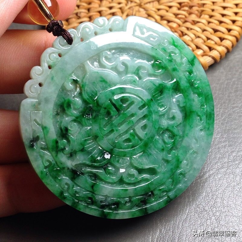 在雕刻中,翡翠龙凤呈祥,常以一龙,一凤和祥云的纹理来搭配,祥云代表有