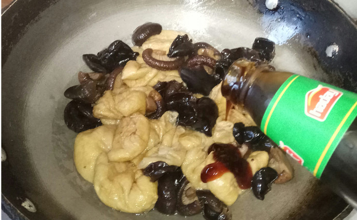 油面筋怎么做好吃家常菜（三分钟教你做好吃的素烧油面筋）
