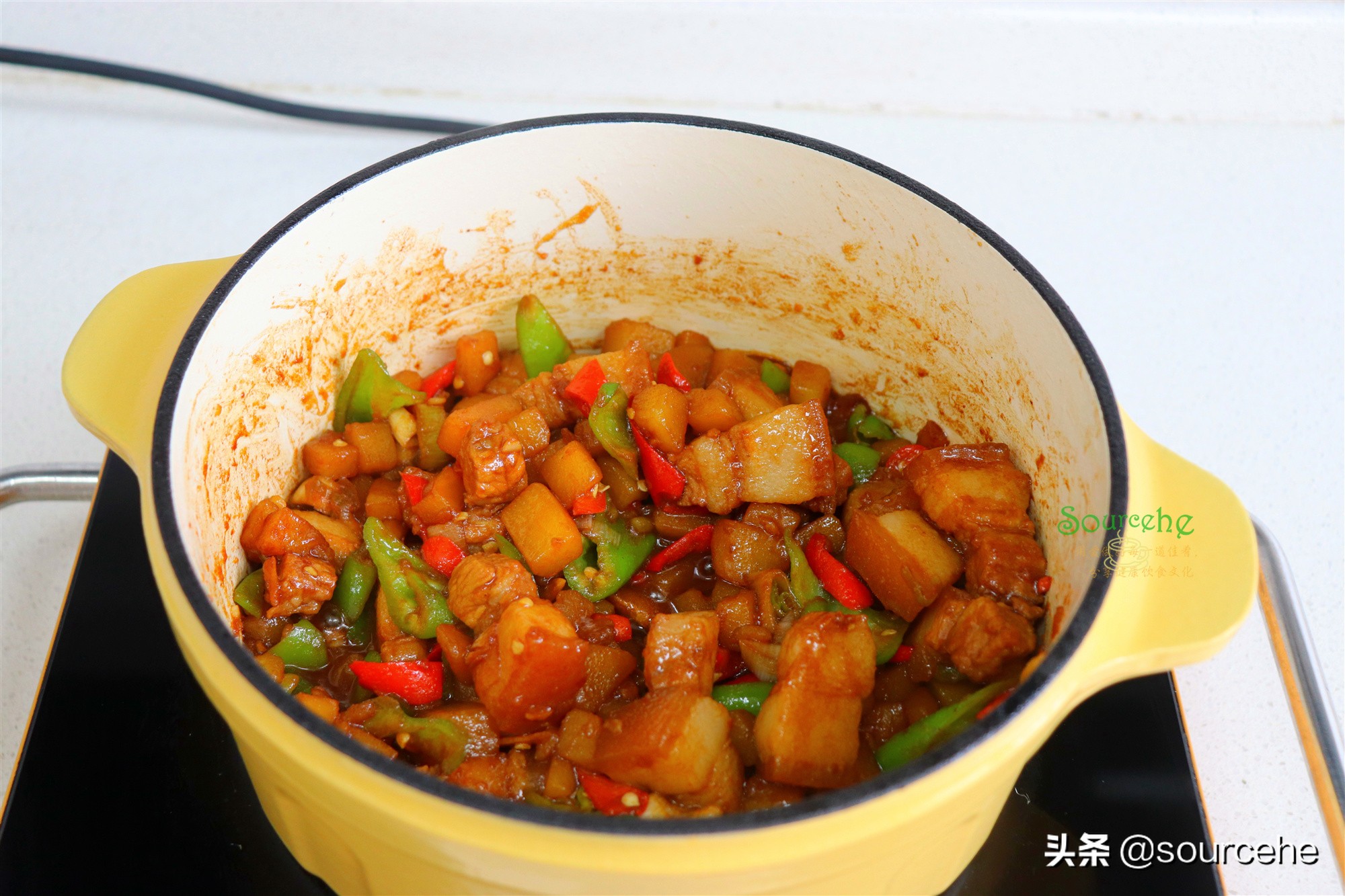 五花肉和土豆是天生一对，简单炖一炖，香飘四溢，入口即化