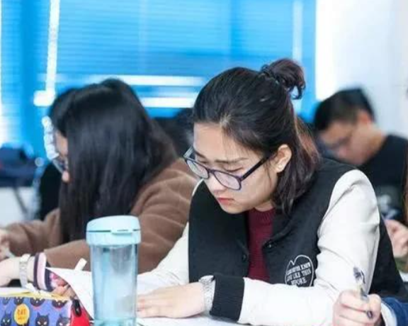 高一学生举报学校放假补课，接线员回怼学生瞎操心，网友一致好评