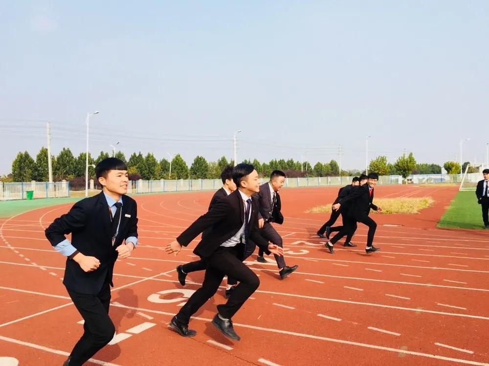 人的成长就像西天取经，八维施加的“成长魔法”让学生成人成才