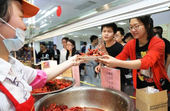 华中农大食堂菜价被吐槽“太贵”，价格堪比酒店，学生：我吃不起