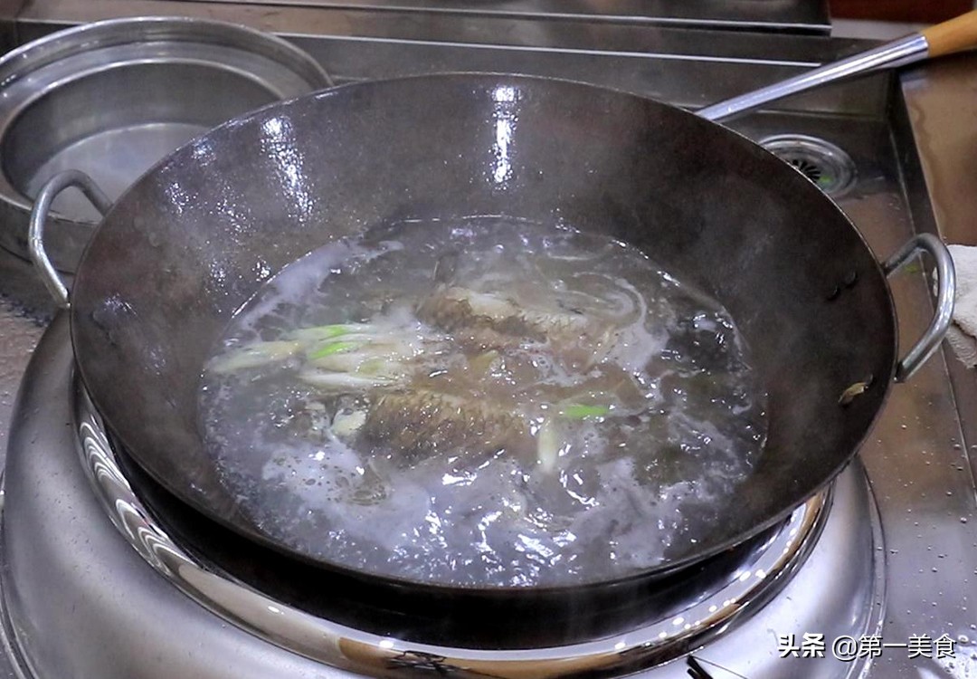 鯽魚燉豆腐,鯽魚燉豆腐的家常做法