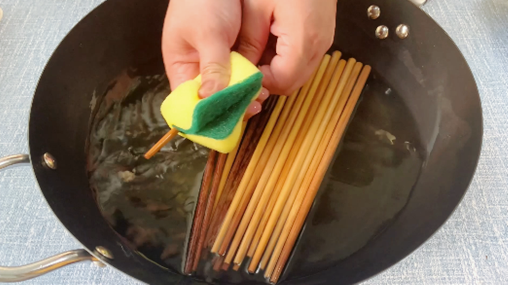 筷子只用清水比不洗还脏，大厨教你一招，筷子杀菌消毒，一步到位