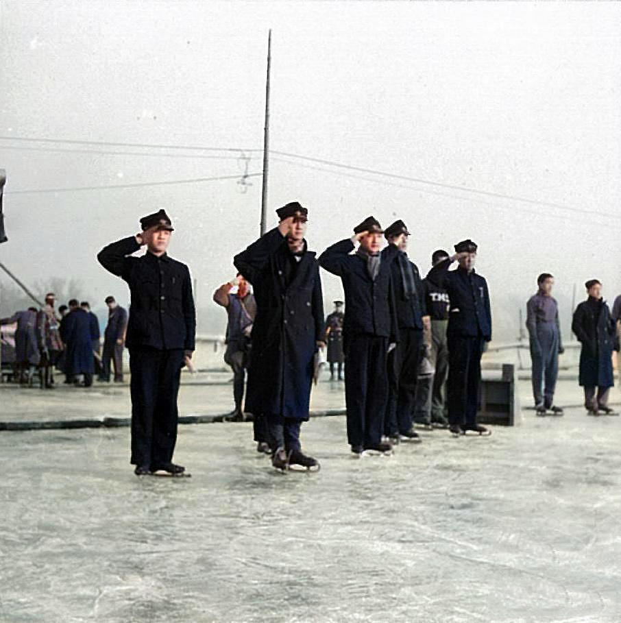 敬礼的这几个学生一副日本人的打扮,他们真是在用心的做汉奸.