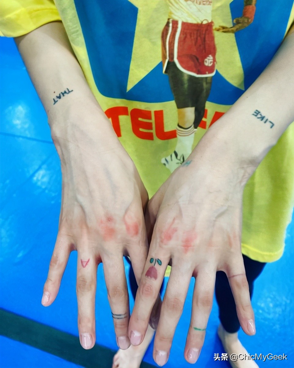 泫雅的纹身也是女生可以参考的模板,图案不大又很可爱,感觉在肌肤上也