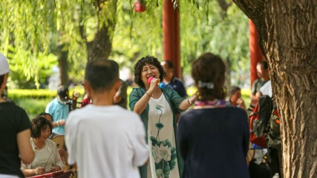 你以為就是拿個大喇叭在公園裡唱唱歌那麼簡單?這裡可是勞動公園好嗎!