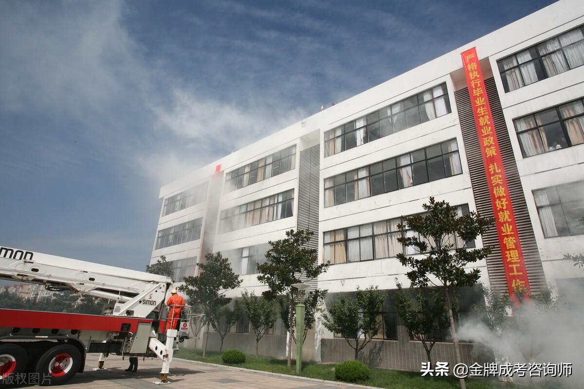 山东省排名前4的高职院校，整体录取分数不高，重点考虑特色专业