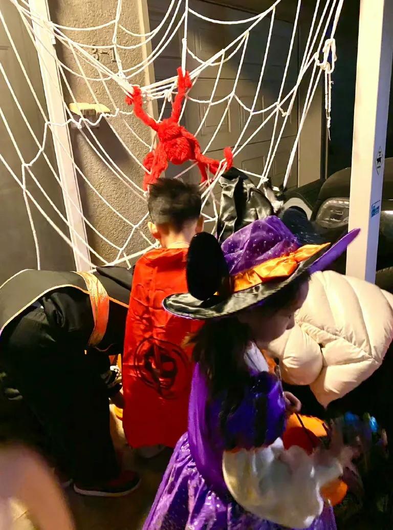 陈妍希母子万圣节手牵手去讨糖，4岁星星像爸爸，和小酒窝是朋友