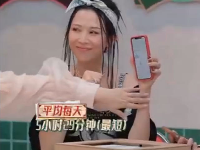 蔡少芬带儿子游乐场玩耍，被赞又高又瘦，张晋陈法蓉一旁闲聊