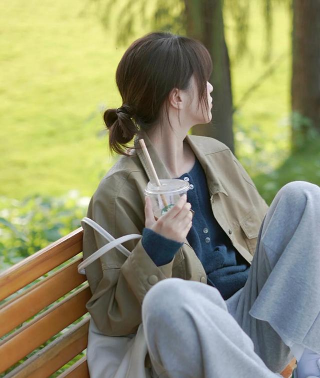 发缝宽、发际线后移的女生，多试试这几款发型，年轻气质显发量