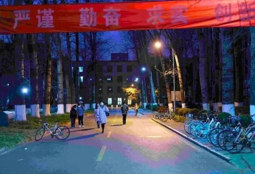 一组国内某211名校食堂照片走红，果然越优秀的人，越努力向上