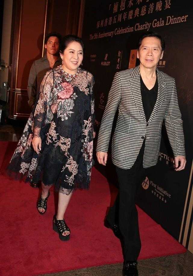 向太的气场很难被超越，穿衣风格一直高贵华丽，霸气风范叫人羡慕