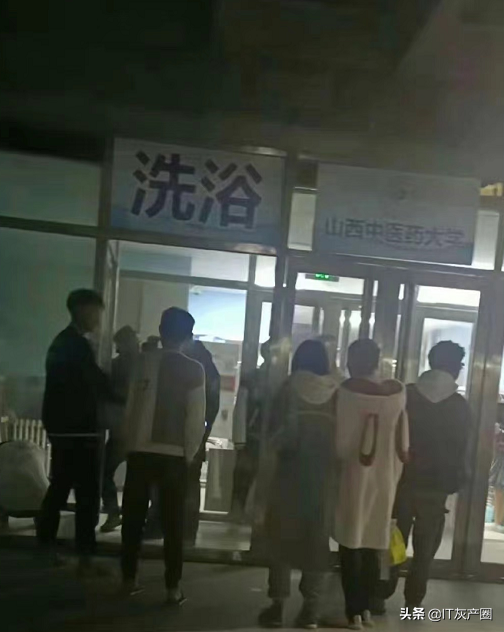 偷内裤？山西中医药大学大一男生戴假发混进女浴室：贱不贱呐