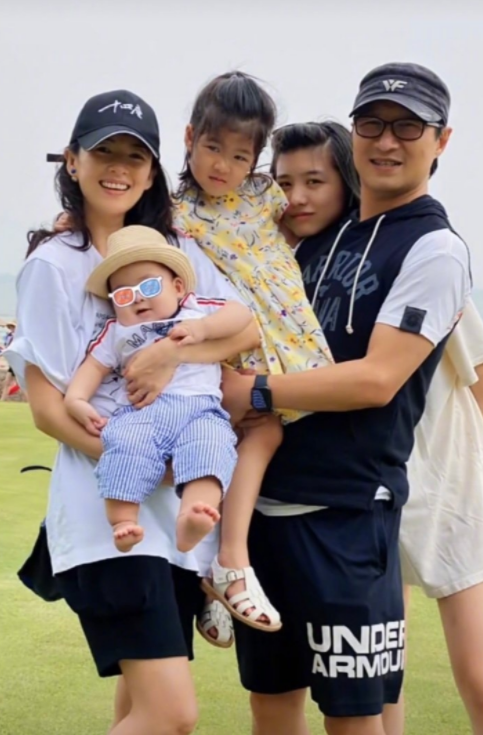 章子怡与孩子合照不见汪峰!与儿子嘴对嘴亲吻,手上钻石链子晃眼