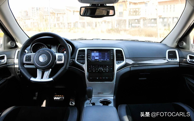 Jeep大切诺基6.4L SRT8实拍，百公里不到5秒，售价近120万的灭霸