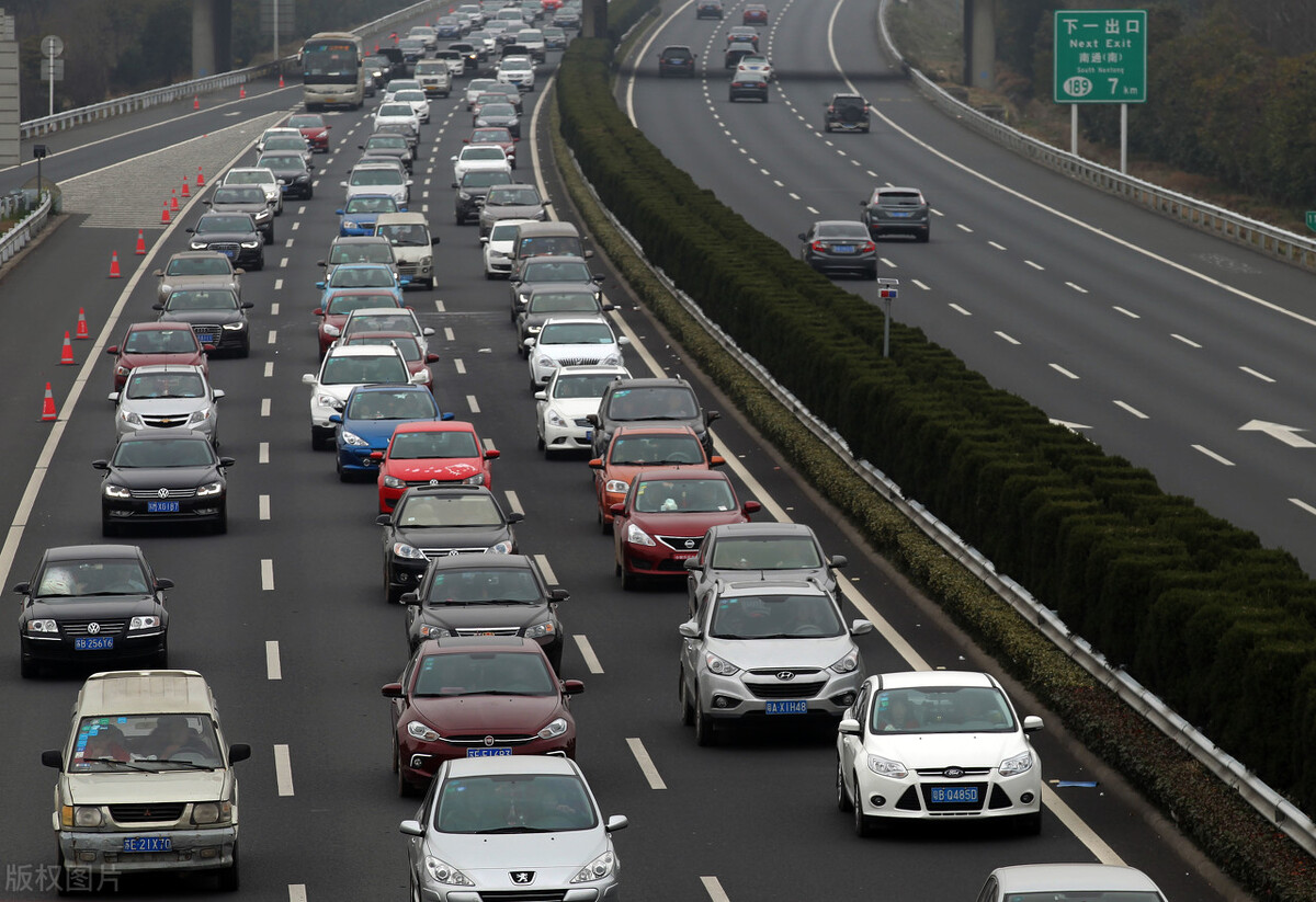 並且節假日經常免費,通車之後的道路維護成本也不低,所以,收取高速