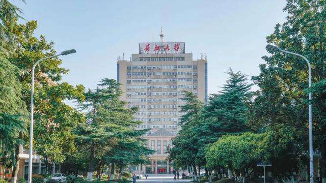 湖北19岁特殊新生：坐轮椅上学，学校贴心帮扶