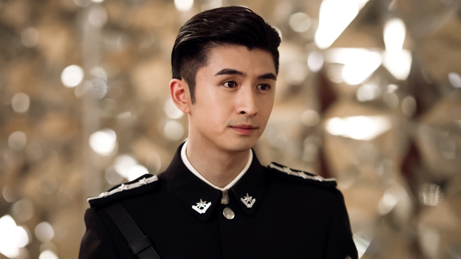 同学们都在教室听讲的时候,谢昀杉因为档期原因在外拍戏,不知不觉间落