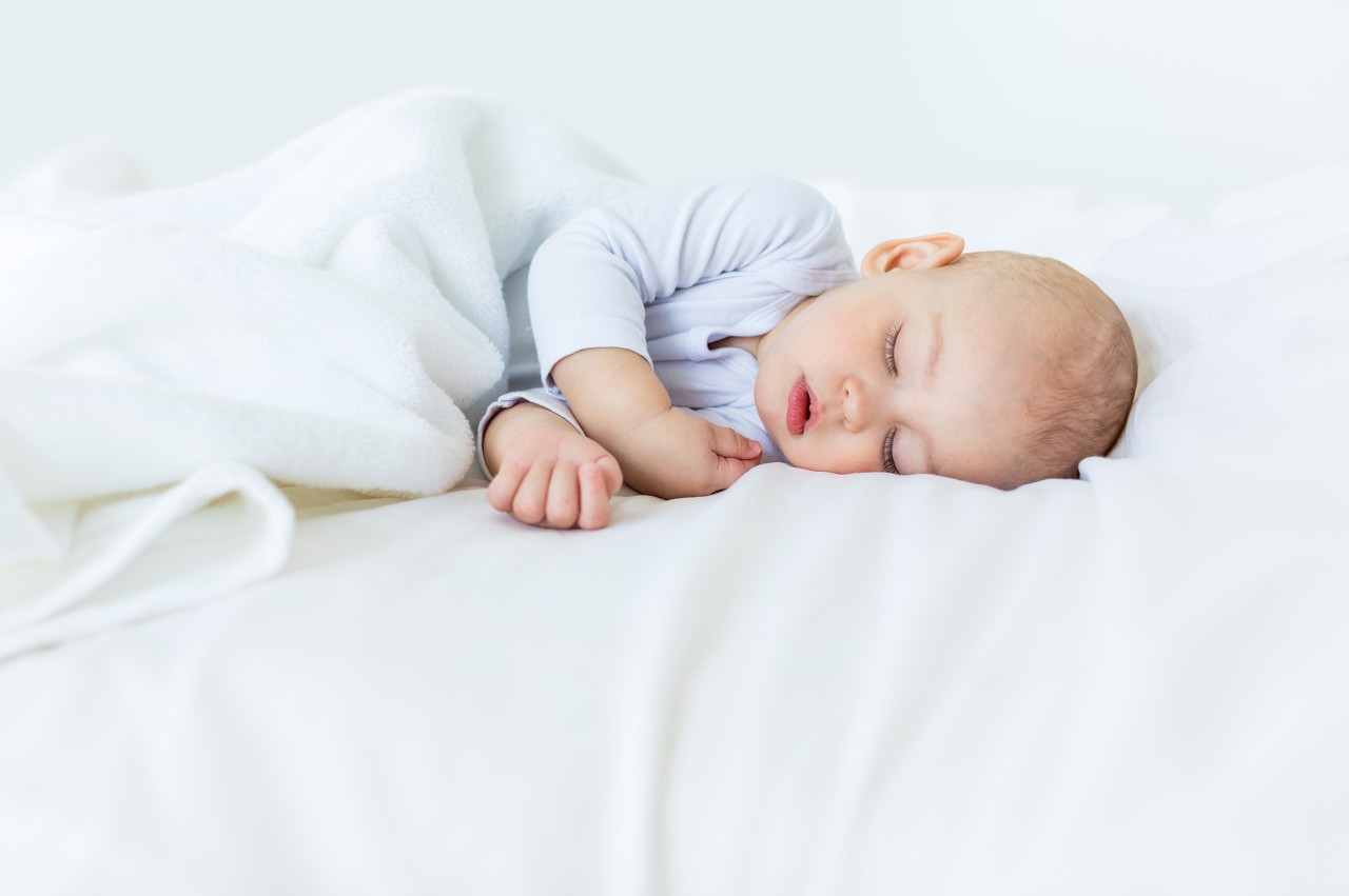 婴儿夜间睡眠不安易醒哭闹的原因及解决方法