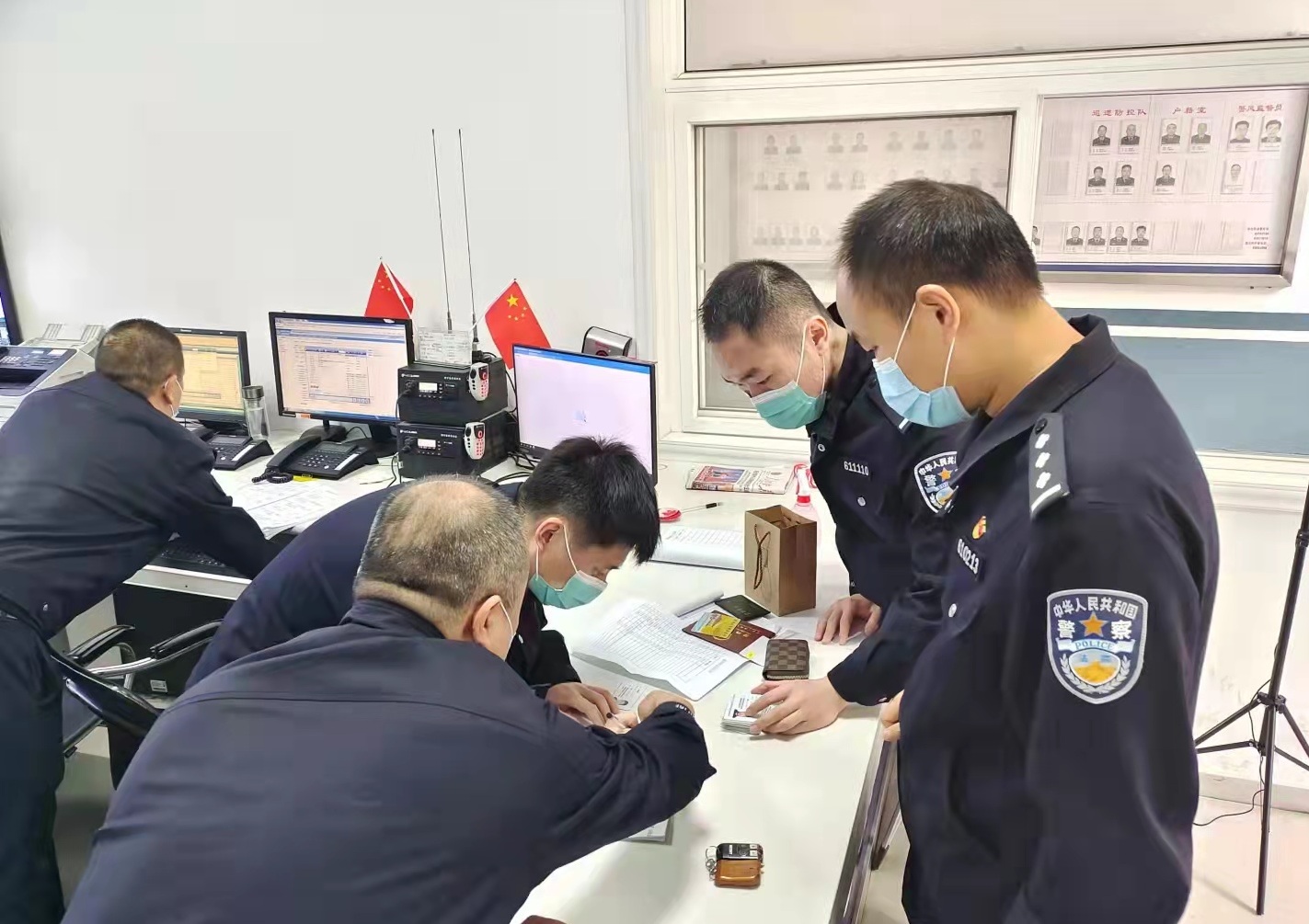 西安灞桥法院：证件不大关系不小 法警为遗失物找主人