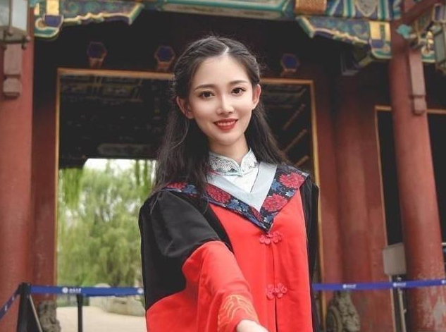北大校花意外走红，“神颜”让人心动不已，网友评论却翻了车