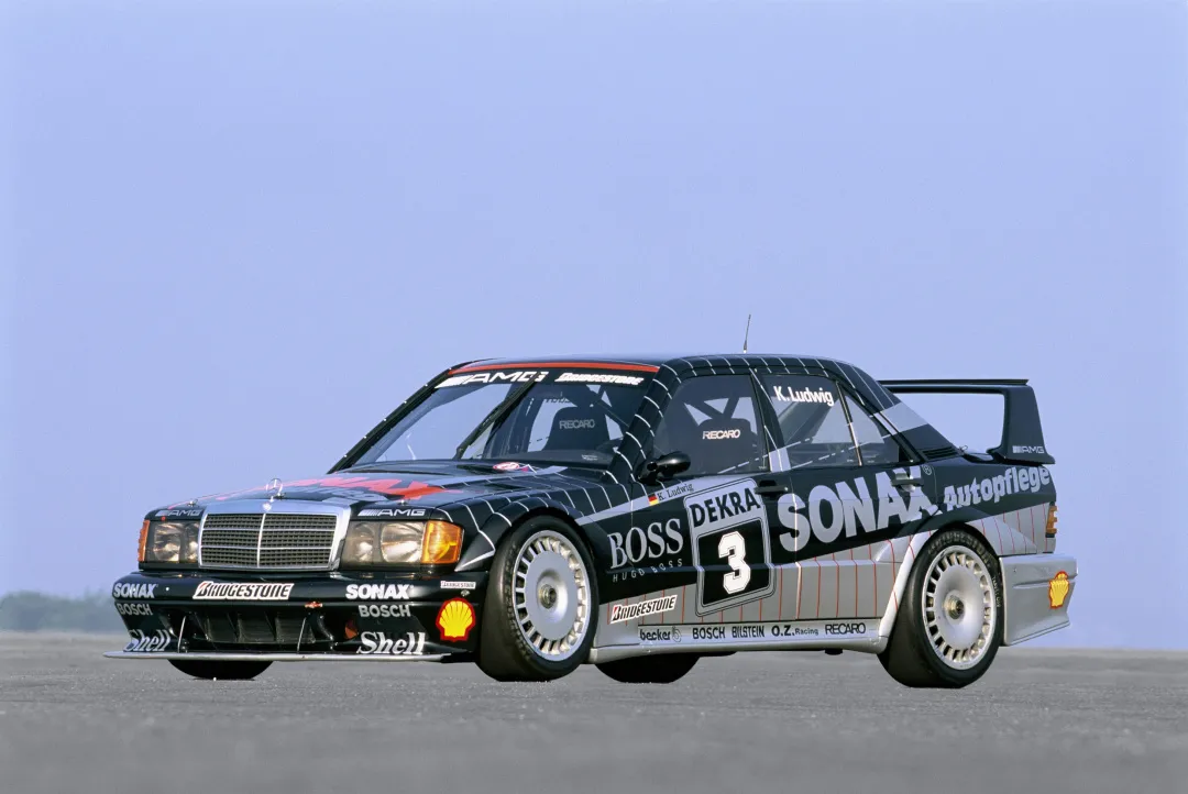 原因就是1955年那次奔驰赛车的勒芒赛车事故,造成了赛车运动历史上最