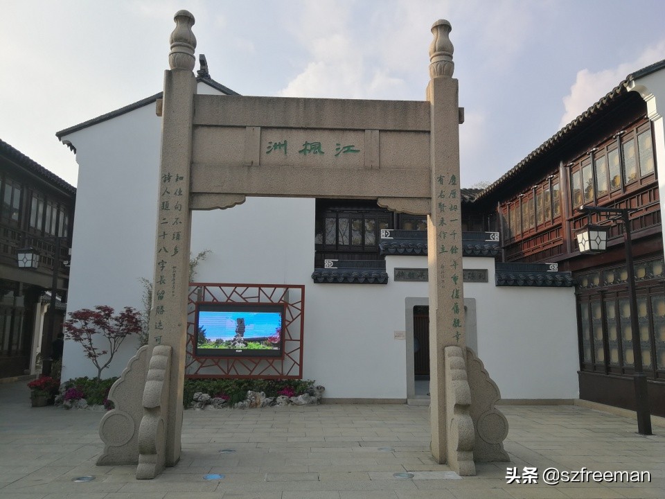 眼前的景象宛如诗句，铁铃关外烟如画，人立枫桥数客船