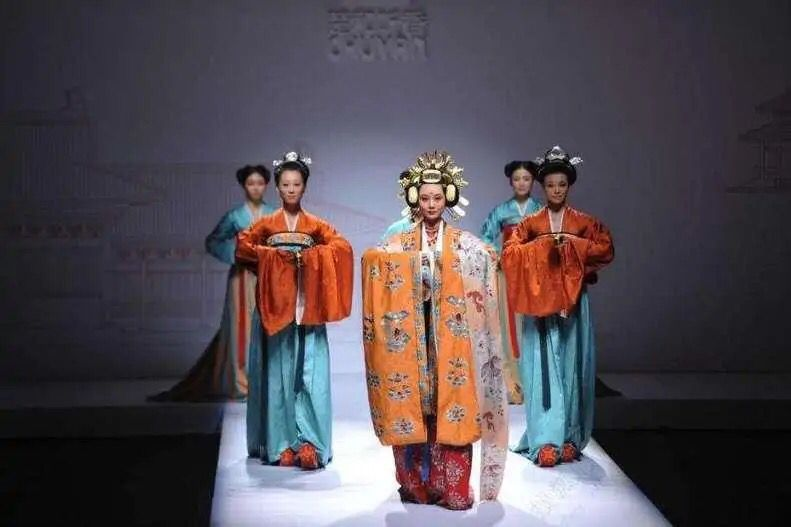 中国汉服走上国际时装周，想做汉服代理还不来看看