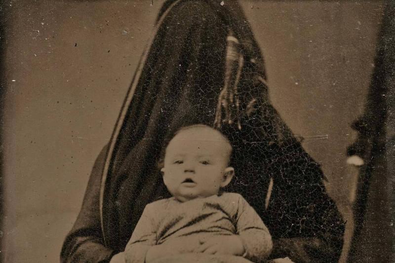 无头婴儿图片（维多利亚时代照片中婴儿背后的那些幽灵人物是谁）
