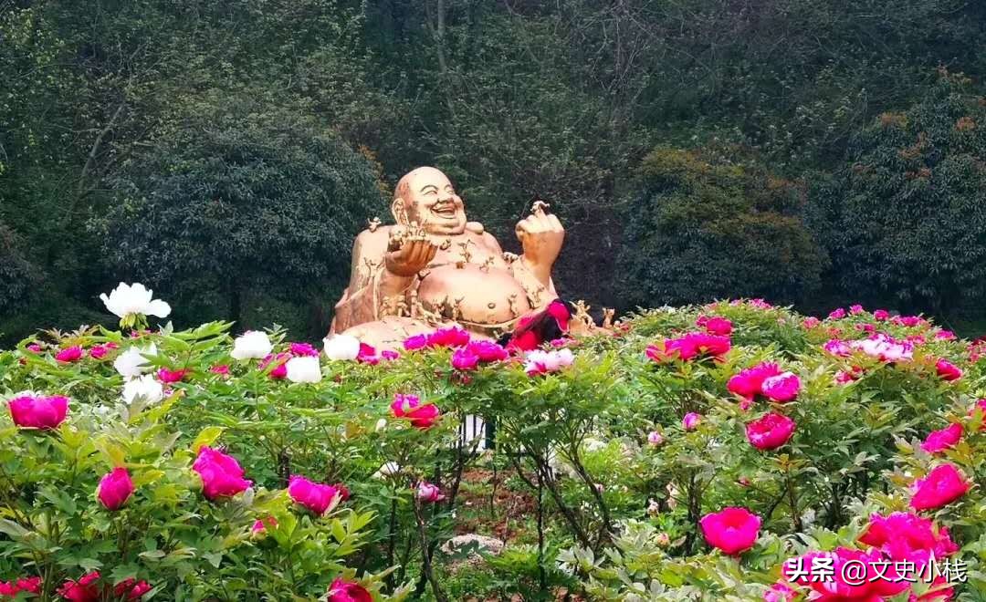 人间芳菲未尽时，飞瀑流霞映翠微。