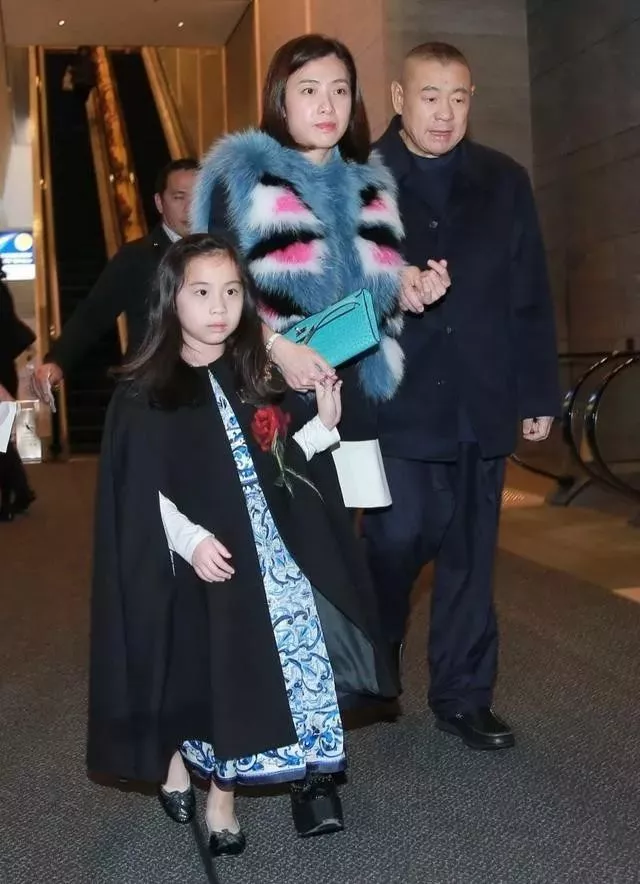 几十万名牌包,上亿帝王绿翡翠,明星烧钱“富养”女儿大PK