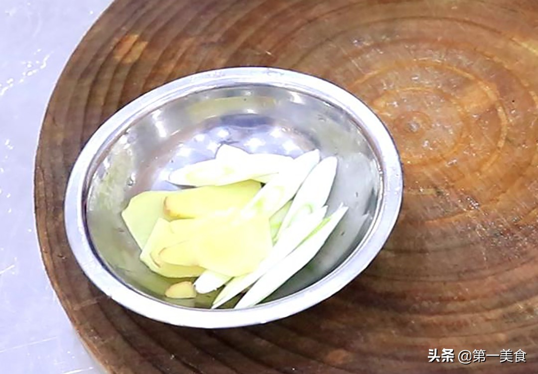 鯽魚燉豆腐,鯽魚燉豆腐的家常做法