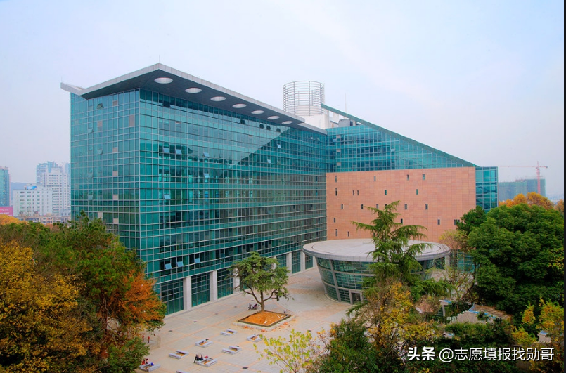 同样是师范类211，湖南师范大学VS华中师范大学，哪个性价比高？