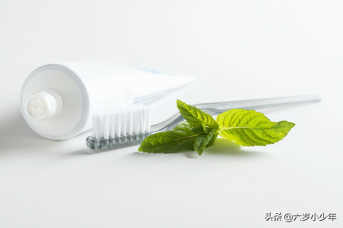 这些人更适合使用无氟牙膏 选对牙膏刷牙才有效
