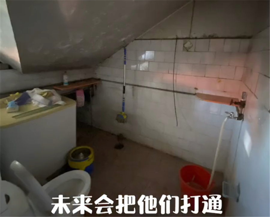 姑娘低价买下80㎡“老破小”阁楼，改造成温馨小家，前房主：后悔