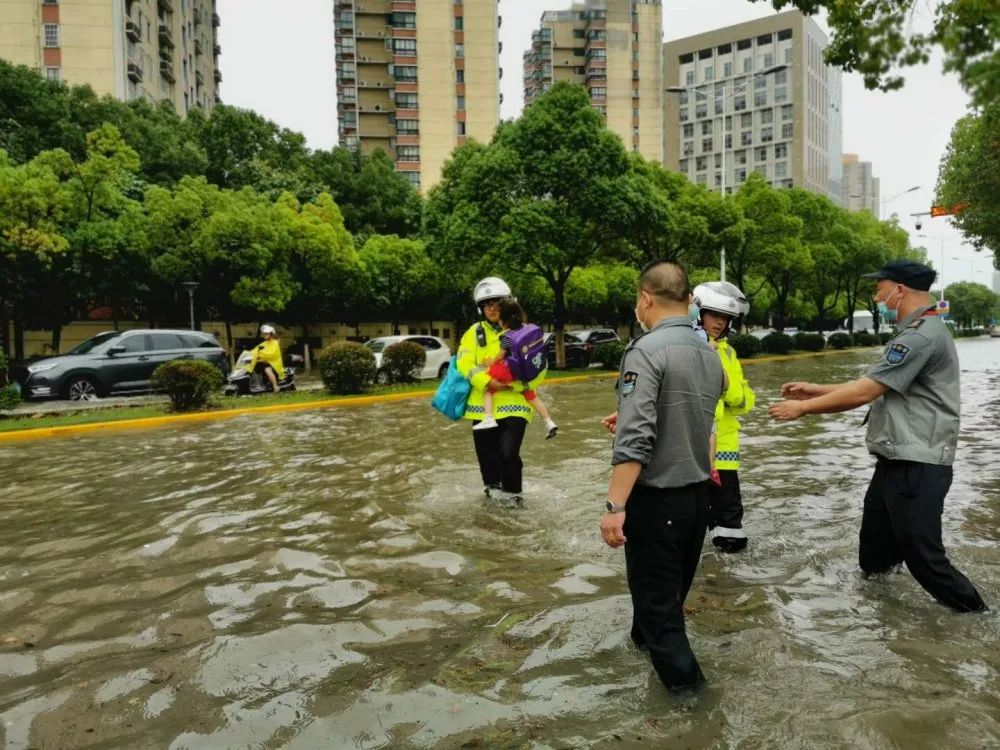 暴雨中的这四个动作，帅