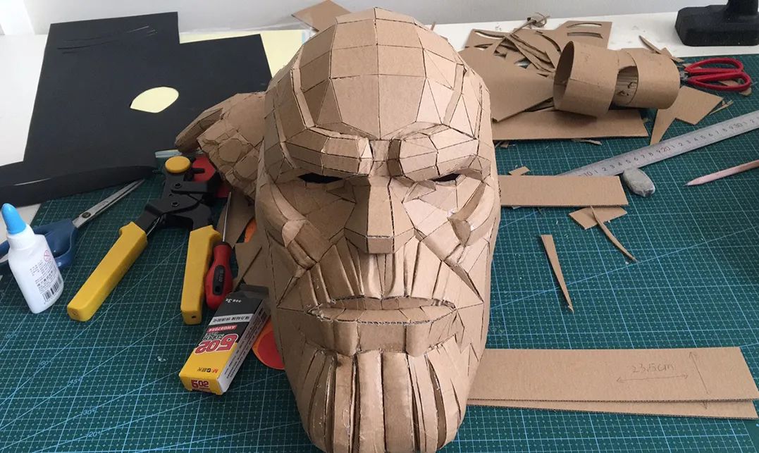 我用纸皮给儿子做了个钢铁侠头盔,没想到在b站一夜就火了