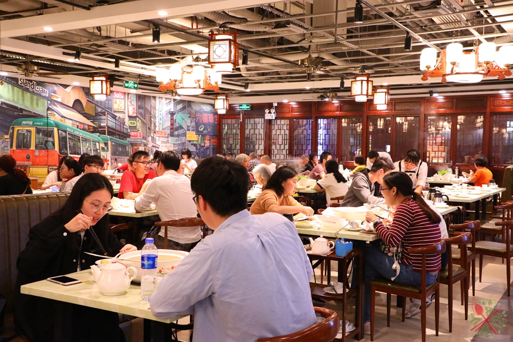 汇集12种食材的佛跳墙，鲍参翅肚样样都有