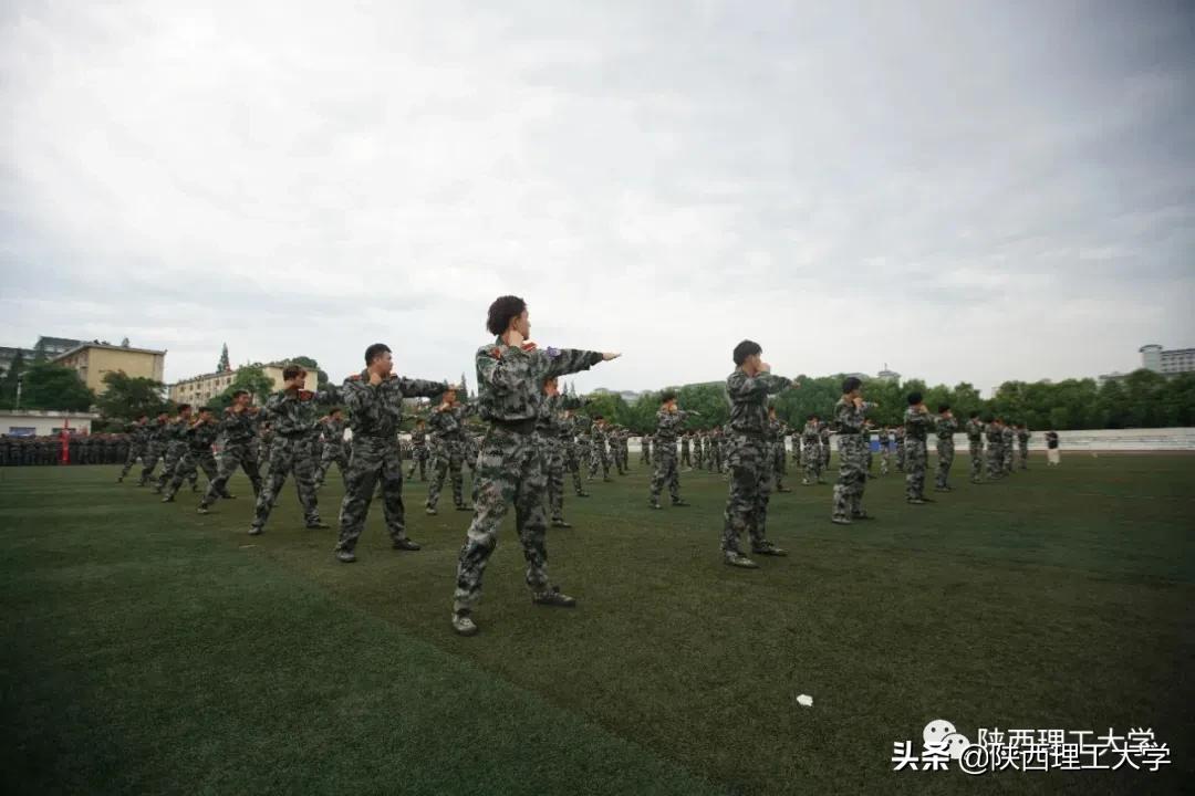 雨中闭幕，2020级军训汇报，请您检阅