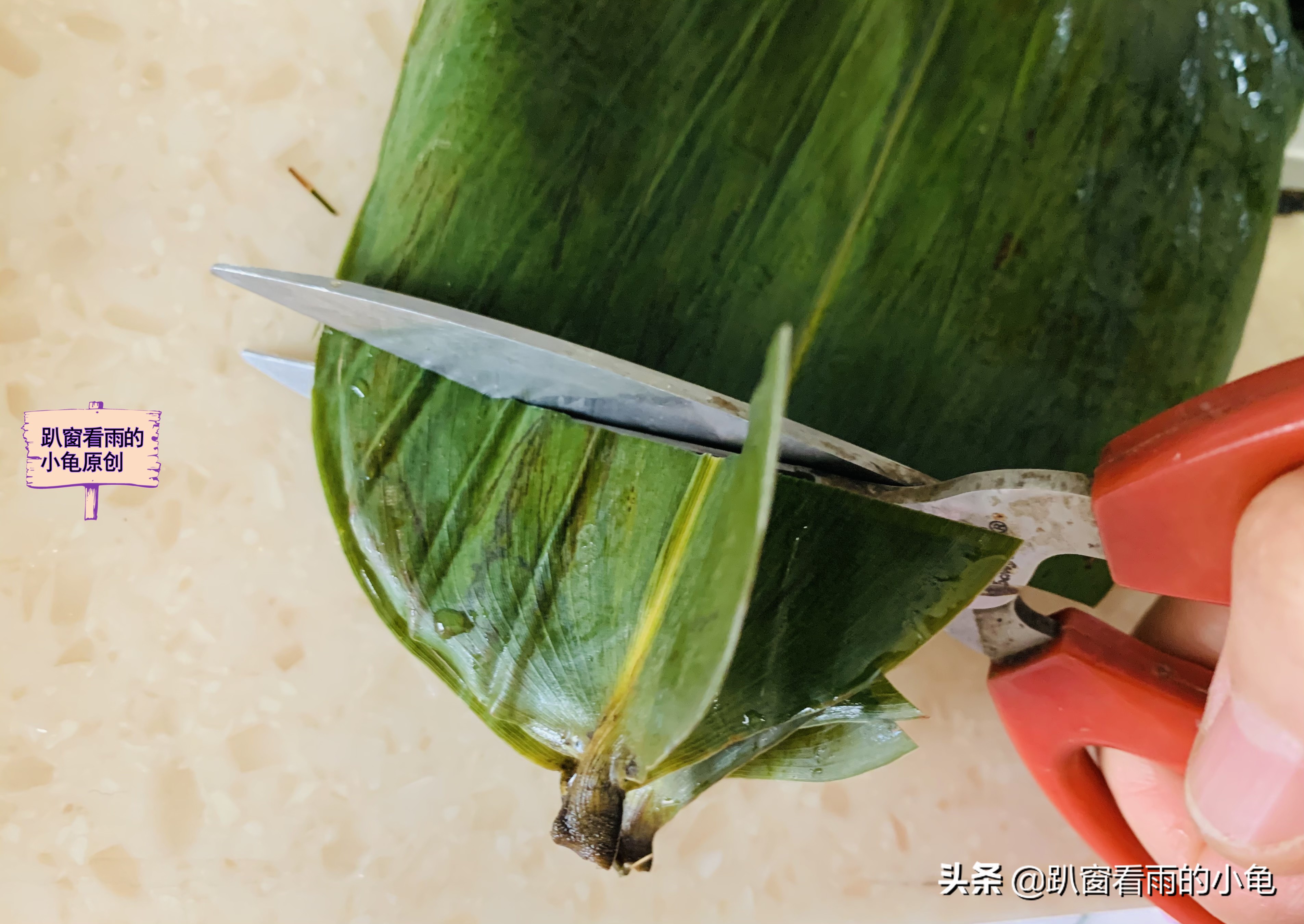 包粽子4步慢动作讲解，棱角分明煮不散，包法窍门全在，一看就会