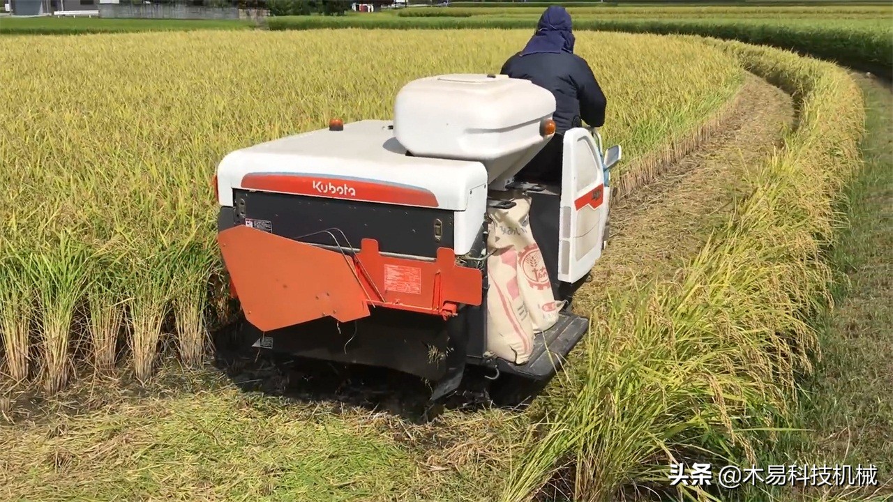日本發(fā)明小型收割機，采用履帶式車輪，可以適應多數(shù)地形