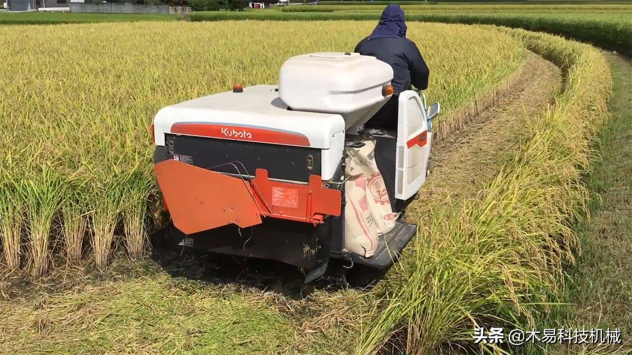 日本发明小型收割机，采用履带式车轮，可以适应多数地形