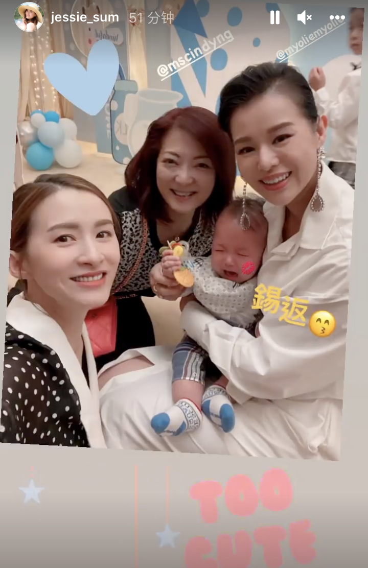 胡杏儿为半岁幼子举办party，豪门三兄弟穿同款，个个绅士又帅气