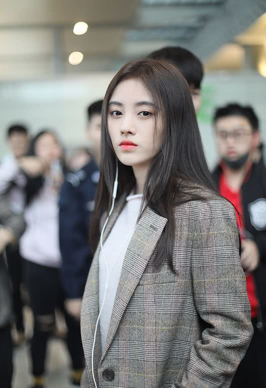 鞠婧祎的私服衣品真好，时尚造型减龄还显小，照着搭配“不翻车”