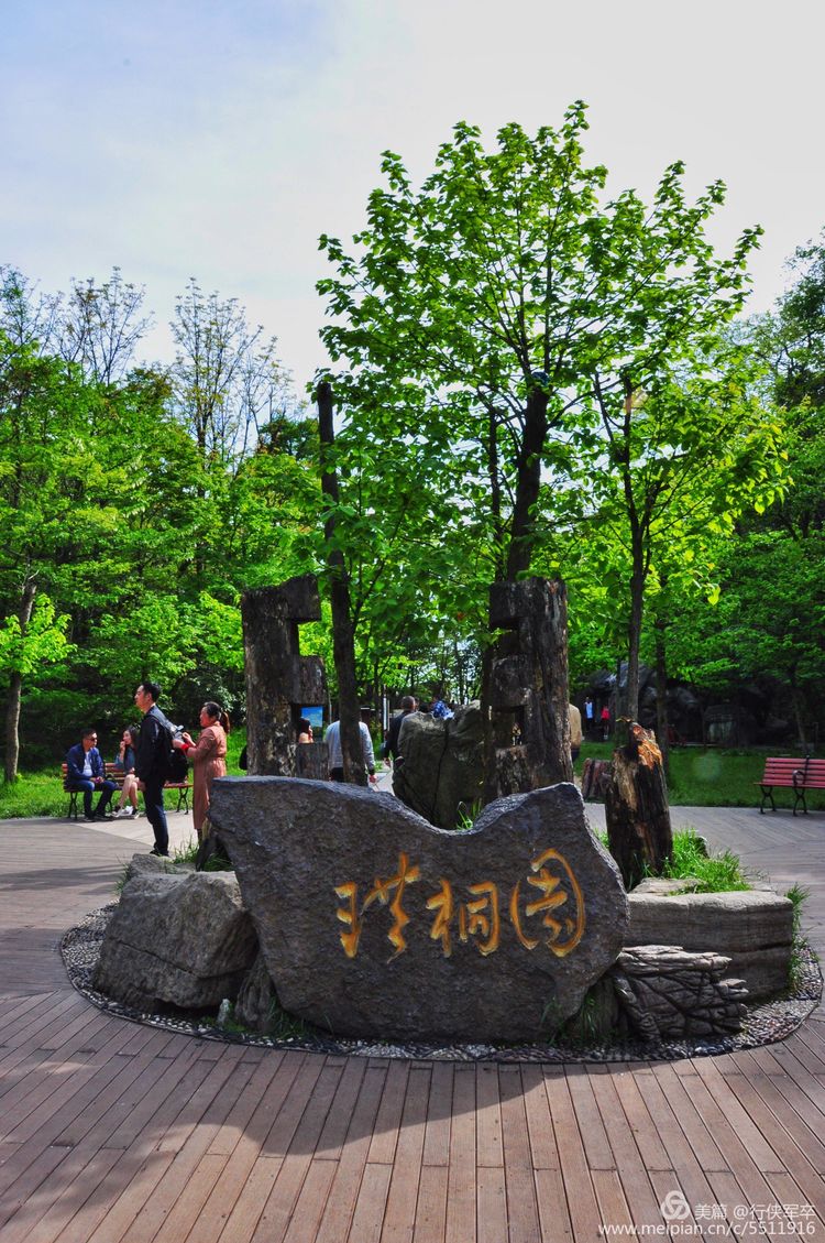 玉壶峰下松涛起，天界佛国掸尘埃！走遍千山万岭，唯天门山独有