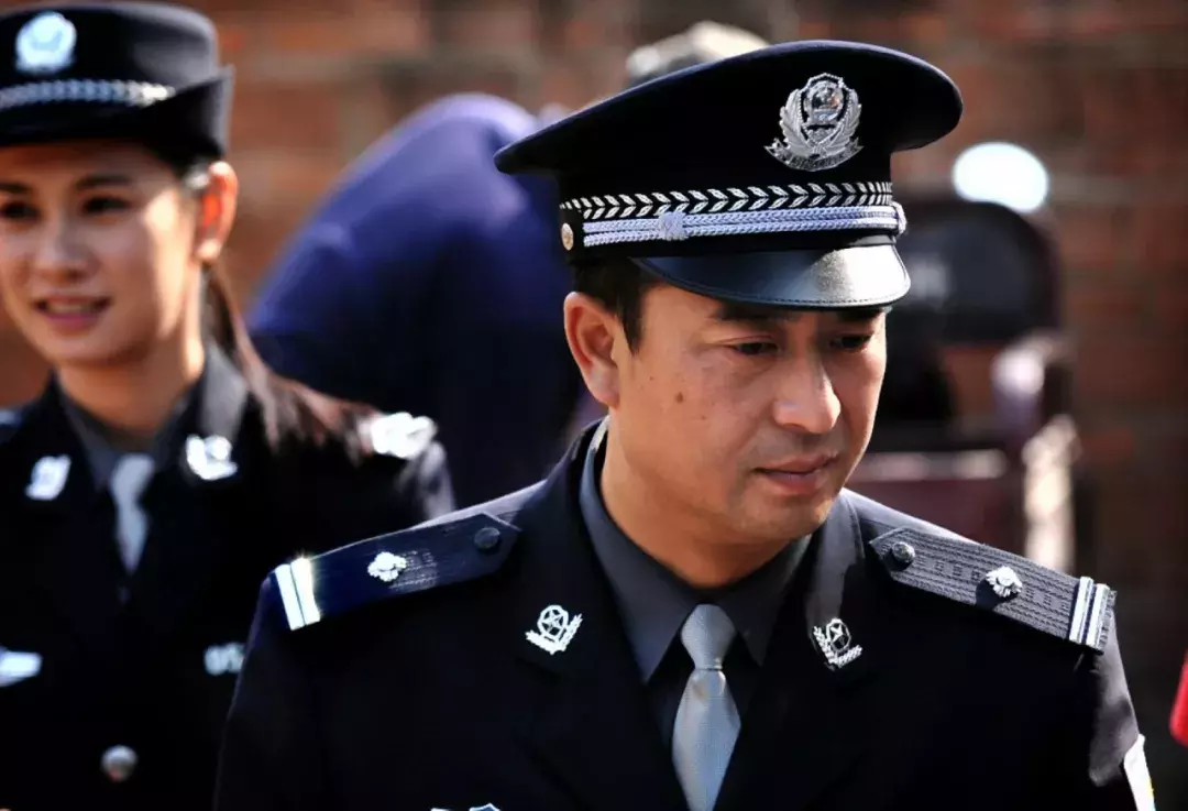 中央政法委邀请,77岁老人带着一块石头进京