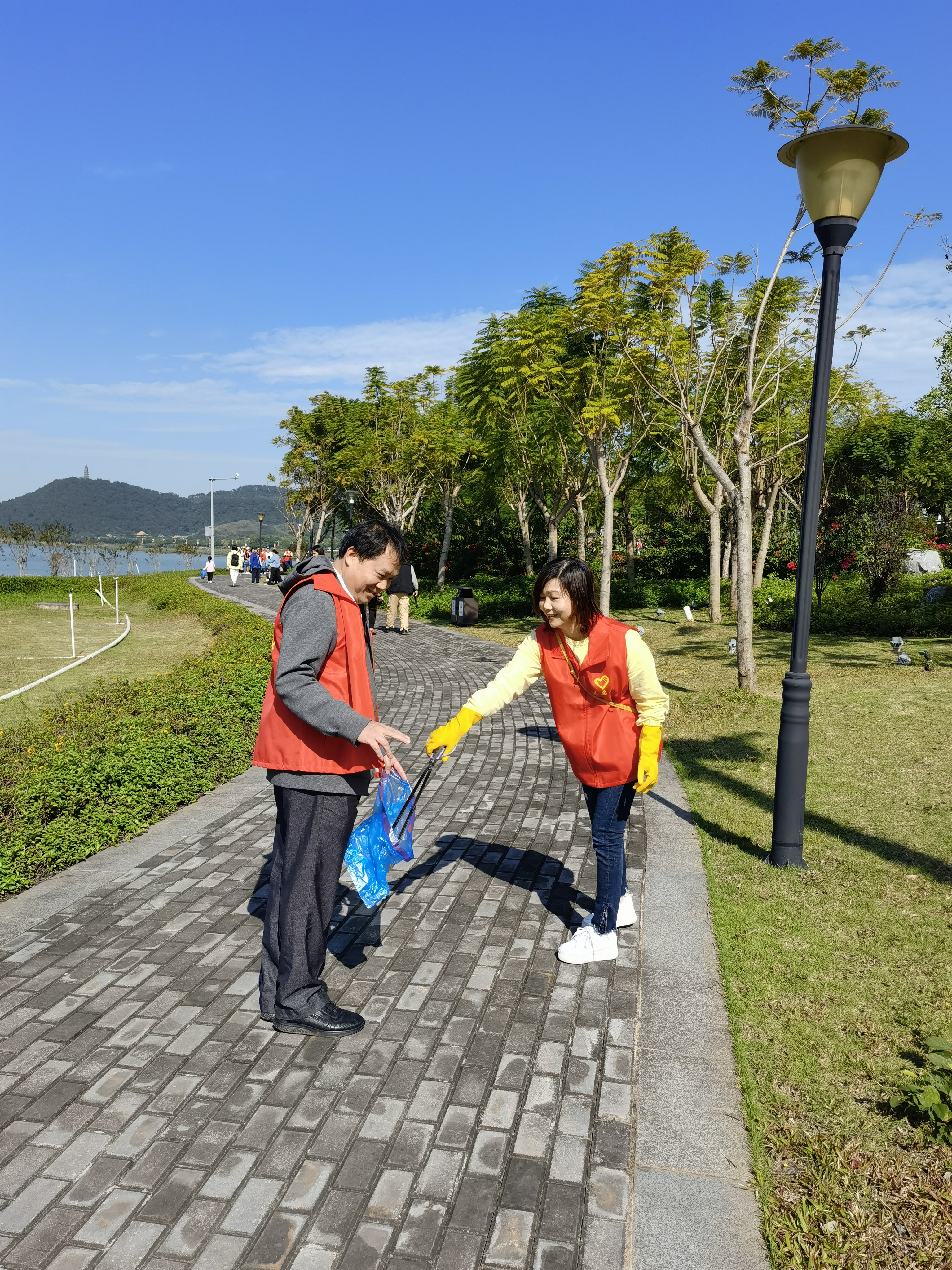 南宁市个私协青秀区分会组织开展“清洁环境保护邕江母亲河”活动